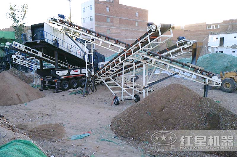 建筑垃圾粉碎機(jī)作業(yè)現(xiàn)場(chǎng)