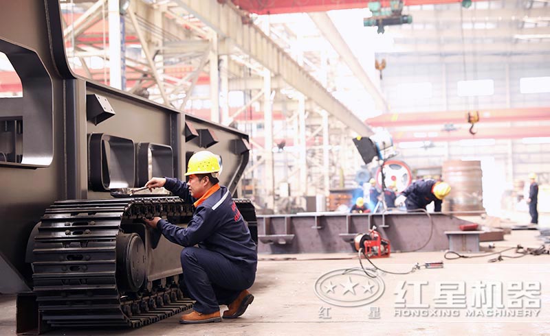 紅星機(jī)器水泥路面粉碎機(jī)車(chē)間